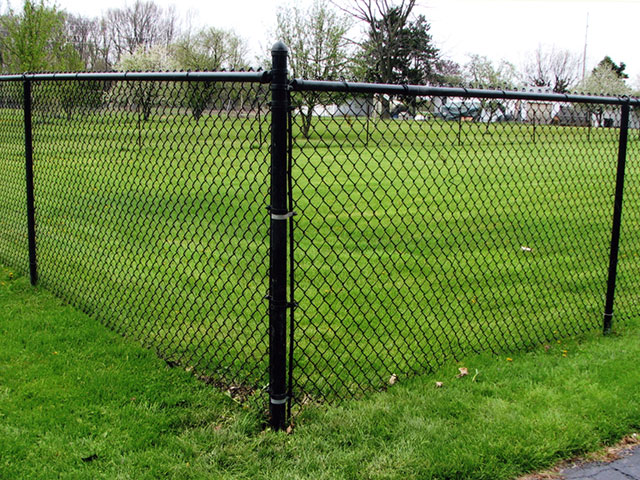 01-Residential chainlink fence in Groveport
